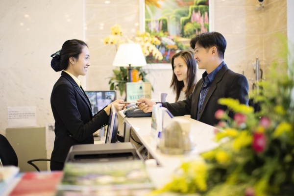 Nhân viên lễ tân phải biết những hoạt động phục vụ khách lưu trú nào để thăng tiến trong công việc?