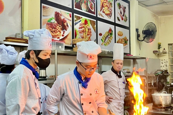 Sự khác biệt giữa nhân viên nấu ăn và đầu bếp chuyên nghiệp!