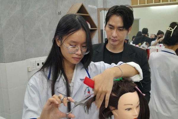 Khám phá chuyên đề tạo mẫu và chăm sóc tóc ngành Tạo mẫu và chăm sóc sắc đẹp Trường Trung cấp Ý Việt
