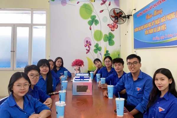 Cùng Đoàn viên Trường Trung cấp Ý Việt chúc mừng 94 năm ngày thành lập Đoàn TNCS Hồ Chí Minh