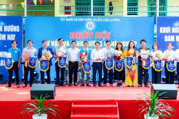 Trường Trung cấp Ý Việt tham gia ngày hội Tư vấn và Định hướng Nghề nghiệp Quận Hải Châu