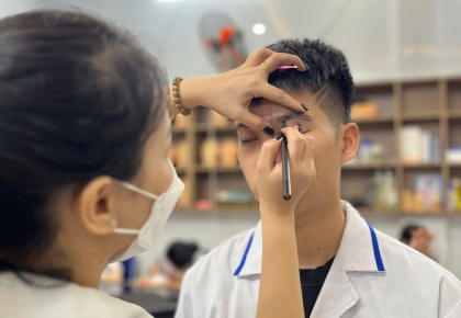 Trải nghiệm học phun thêu lông mày thực tế cùng sinh viên Trường Trung cấp Ý Việt