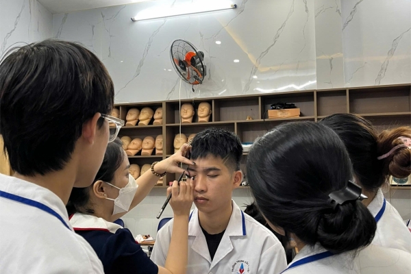 Nghề Phun Thêu Chân Mày: Nghề Hot Không Chỉ Dành Riêng Cho Nữ