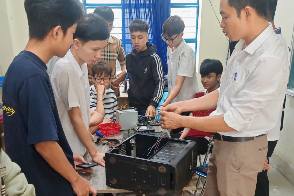 Học nghề công nghệ thông tin với 70% thực hành tại Trường Trung Cấp Ý Việt