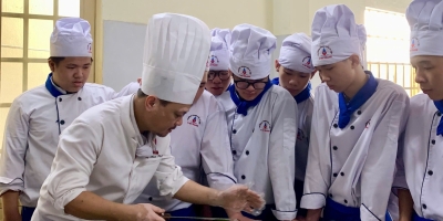 Thưởng thức gà quay chảo và bánh bao chiên nóng hổi cùng K23 ngành kỹ thuật chế biến món ăn Ý Việt nha!