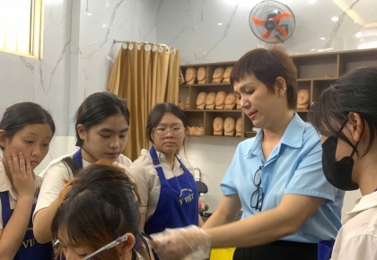 Học nghề nhuộm tóc cùng sinh viên Ý Việt – Biến hình rạng rỡ cùng kỹ thuật chuẩn Salon 