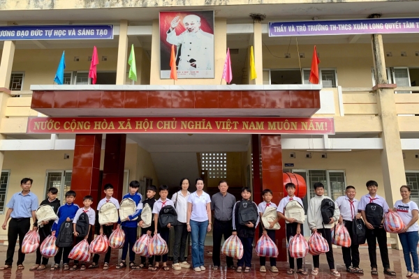 Trường Trung cấp Ý Việt trao tặng 100 phần quà đến với điểm Trường Tiểu học và THCS Xuân Long