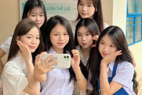 Học nghề trang điểm công sở tại Trường Trung cấp Ý Việt: Tinh tế từ những buổi thực hành