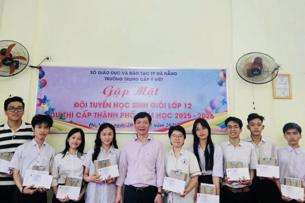 Ý Việt gặp mặt đội tuyển học sinh giỏi lớp 12 trước kỳ thi cấp thành phố