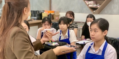 Hé lộ buổi học đầu tiên của sinh viên Ý Việt cho người muốn học làm nghề makeup