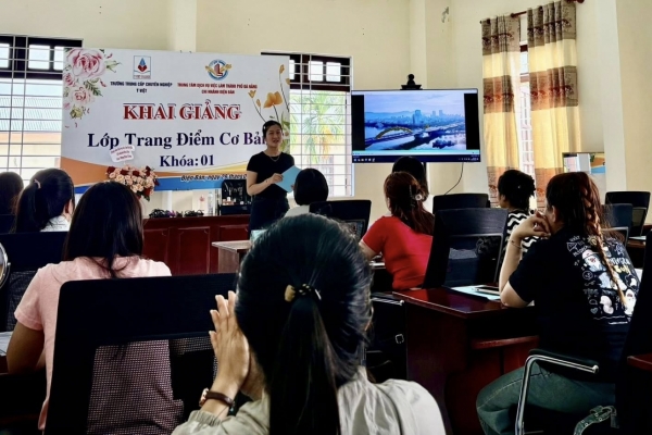 Ý Việt khai giảng khóa học Trang điểm sơ cấp được Nhà nước hỗ trợ 100% học phí tại Điện Bàn