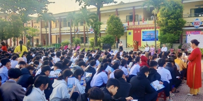 Tiết chào cờ trở nên ý nghĩa hơn với hoạt động định hướng nghề nghiệp của Ý Việt