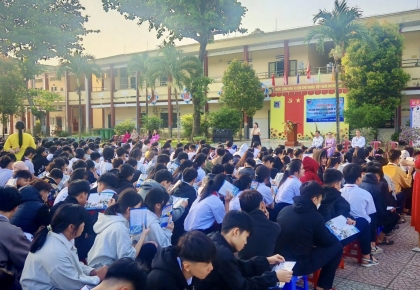 Tiết chào cờ trở nên ý nghĩa hơn với hoạt động định hướng nghề nghiệp của Ý Việt Tiết chào cờ trở nên ý nghĩa hơn với hoạt động định hướng nghề nghiệp của Ý Việt