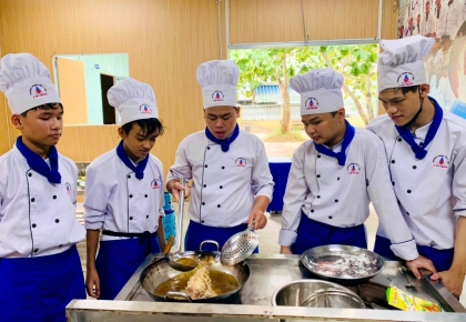 Học Sinh Ý Việt Trổ Tài Chế Biến Cá Chiên Xù Và Thịt Nướng Xiên Hấp Dẫn
