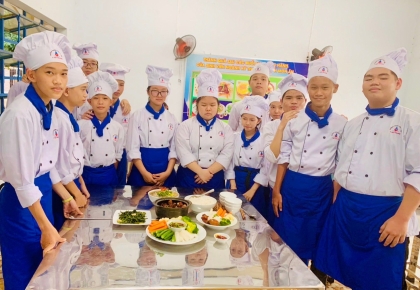 Sinh viên ngành Kỹ thuật Chế biến Món ăn trổ tài thực hiện mâm cơm gia đình đầy hấp dẫn