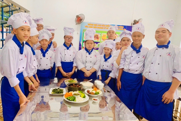 Sinh viên ngành Kỹ thuật Chế biến Món ăn trổ tài thực hiện mâm cơm gia đình đầy hấp dẫn