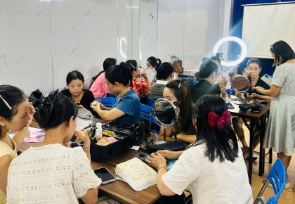 Hơn 80 học viên khai giảng lớp học trang điểm cơ bản 07 và 08 tại Ý Việt