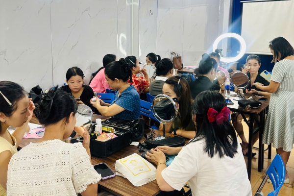 Hơn 80 học viên khai giảng lớp học trang điểm cơ bản 07 và 08 tại Ý Việt