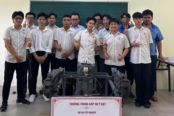 HỌC SINH K23 NGÀNH CÔNG NGHỆ Ô TÔ BẢO VỆ ĐỒ ÁN TỐT NGHIỆP