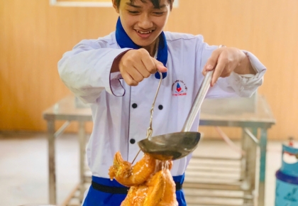 HỌC BẾP TẠI ĐÀ NẴNG: HỌC SINH Ý VIỆT CƠ SỞ 5 THỰC HÀNH CHẾ BIẾN ẾCH XÀO SẢ ỚT VÀ GÀ CHIÊN GIÒN