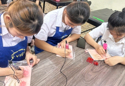 Học phun xăm môi: Thực hành vẽ khuôn môi và tập phun trên da giả tại Ý Việt Học phun xăm môi: Thực hành vẽ khuôn môi và tập phun trên da giả tại Ý Việt