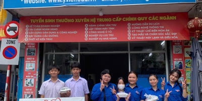 Trường Trung cấp Ý Việt trao 100 suất cơm 0Đ đến những hoàn cảnh khó khăn tại Đà Nẵng