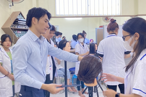 Cách học nghề tóc nhanh nhất cho nữ