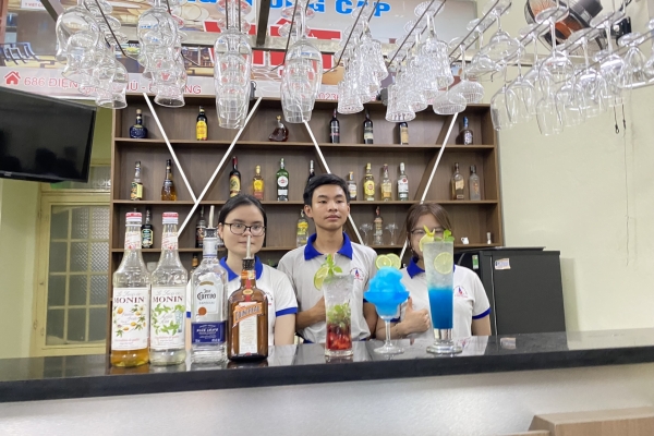 Là con gái không nên học nghề pha chế?