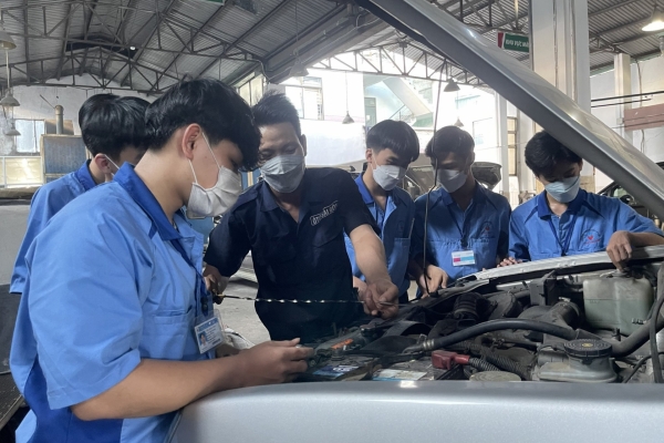 Nên học công nghệ ô tô trung cấp hay cao đẳng 